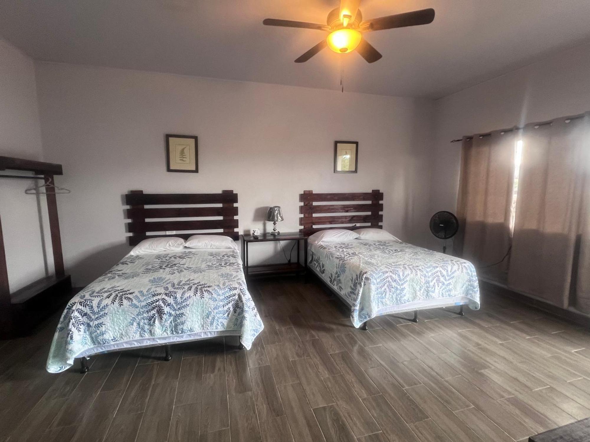 Wally'S Place Естелі Екстер'єр фото